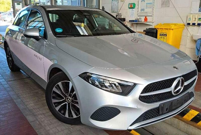 Iridiumsilber (metallic) Gebraucht 2023 Mercedes A180 Limousine | 25.900 € (Guter Preis) - Bild 1/4