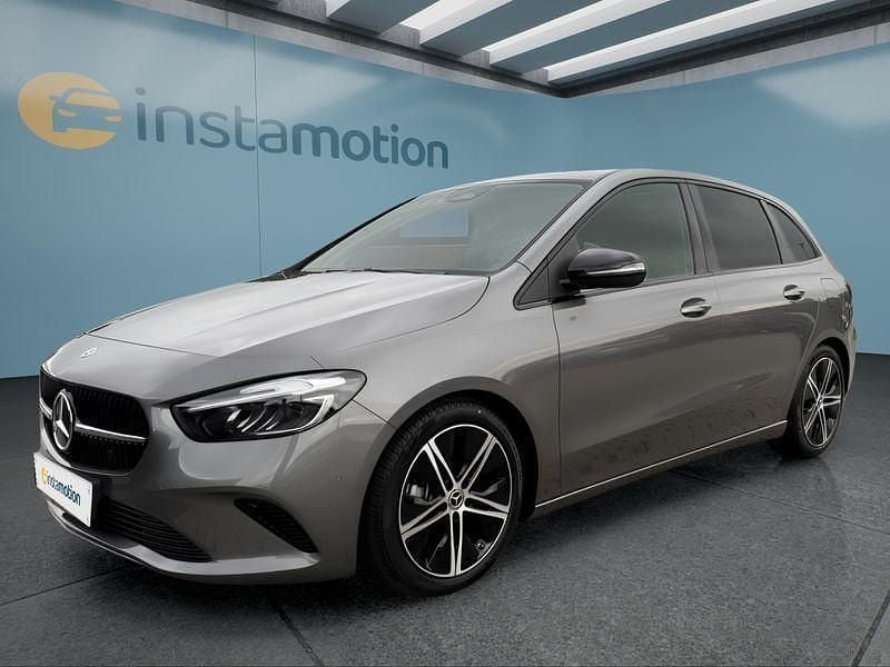 Grau Gebraucht 2024 Mercedes B200 Van / Kleinbus | 34.649 € (Teuer) - Bild 1/4