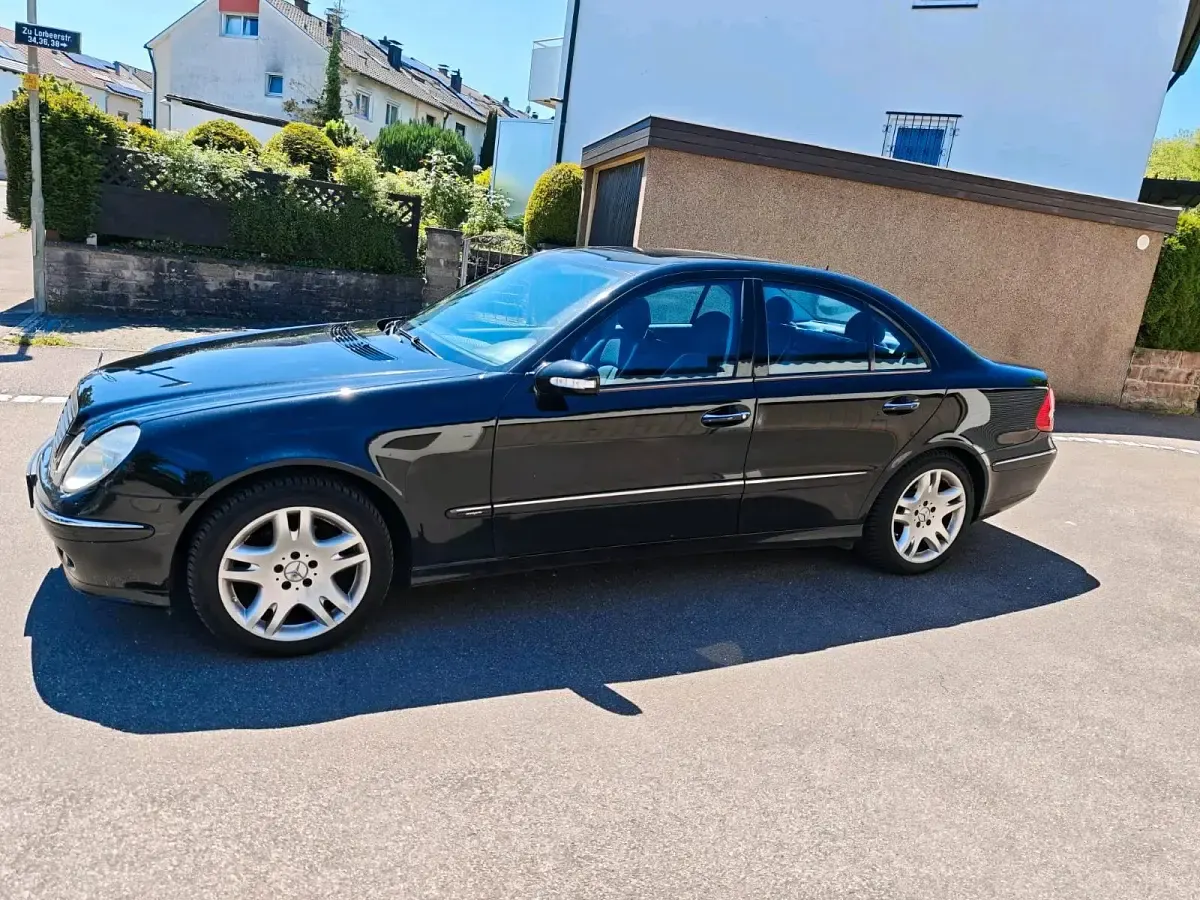Gebraucht Mercedes E240 Avantgarde 177 PS (130 kW) 2005 Schwarz Limousine