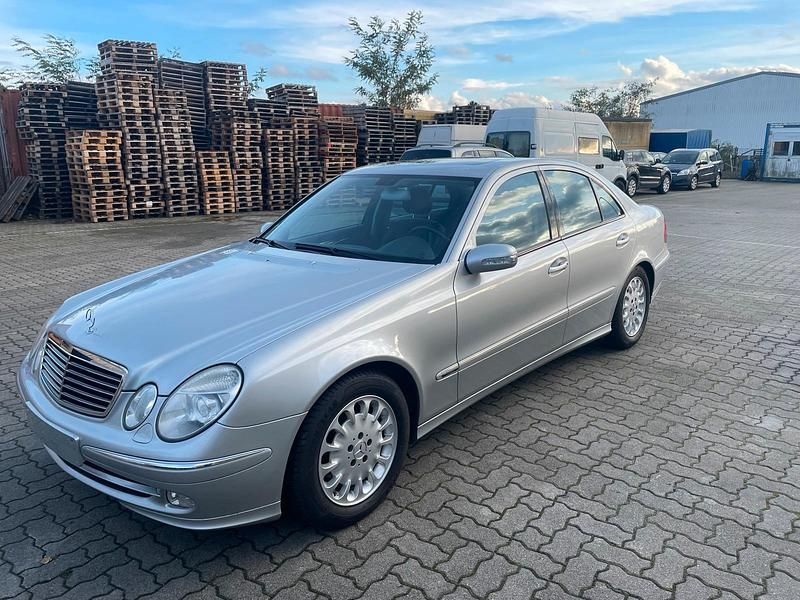 Silber Gebraucht 2003 Mercedes E240 Avantgarde Limousine | 3.800 € (Fairer Preis) - Bild 1/4