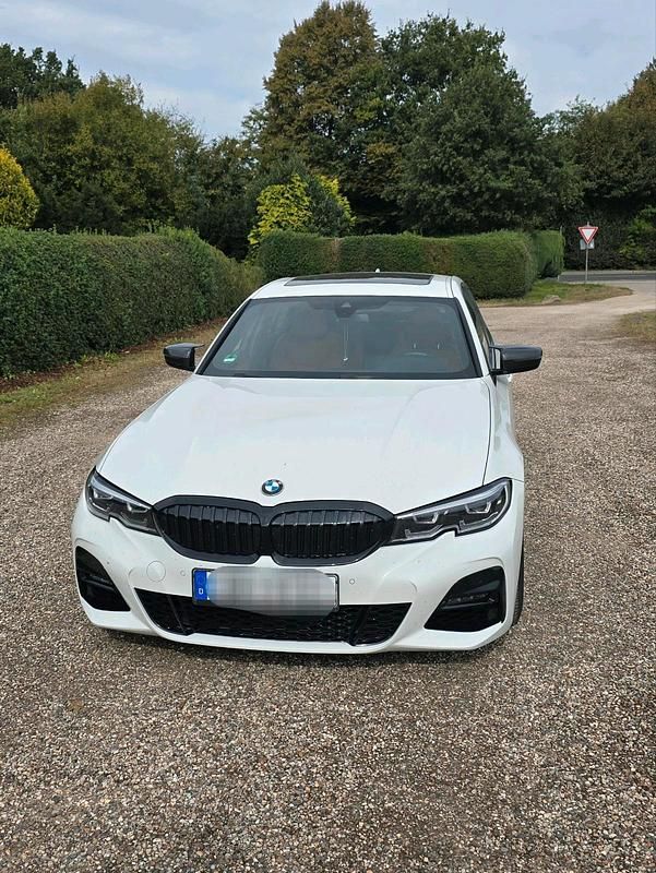 Weiß Gebraucht 2019 BMW 330 M Sport Limousine | 27.990 € (Superpreis) - Bild 1/4