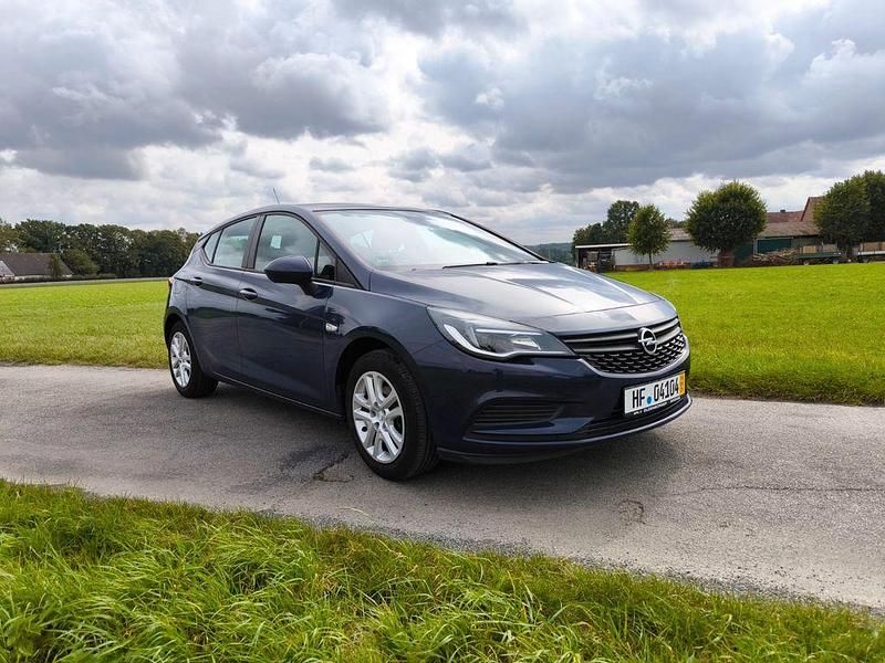 Blau Gebraucht 2018 Opel Astra Selection Limousine | 10.450 € (Guter Preis) - Bild 1/4