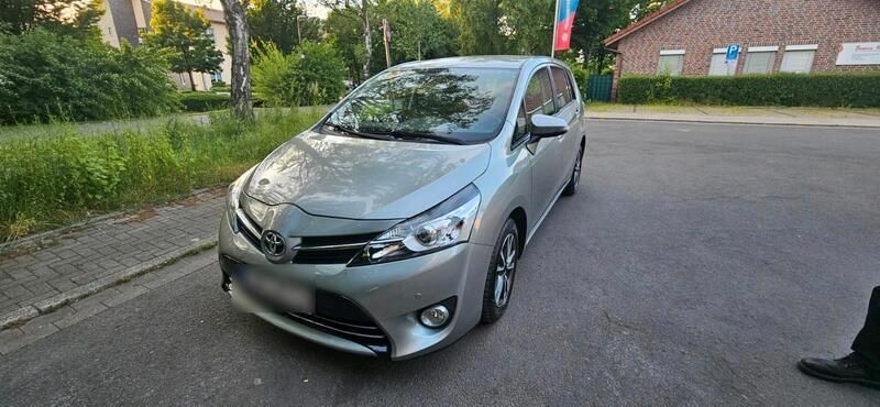 Silber Gebraucht 2013 Toyota Verso Van / Kleinbus | 7.950 € (Guter Preis) - Bild 1/4