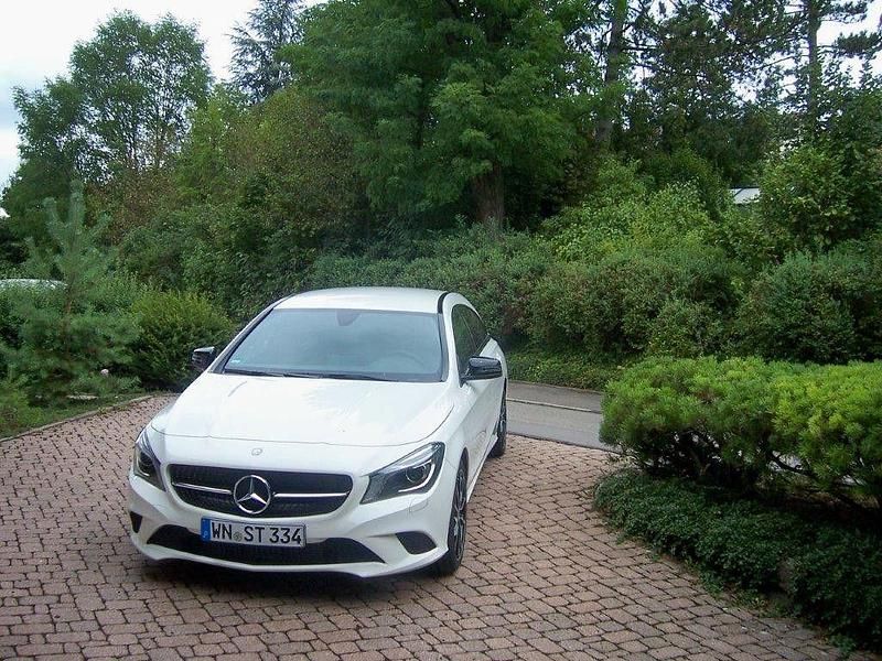 Weiß Gebraucht 2015 Mercedes CLA180 Shooting Brake Urban Kombi | 15.500 € (Fairer Preis) - Bild 1/4