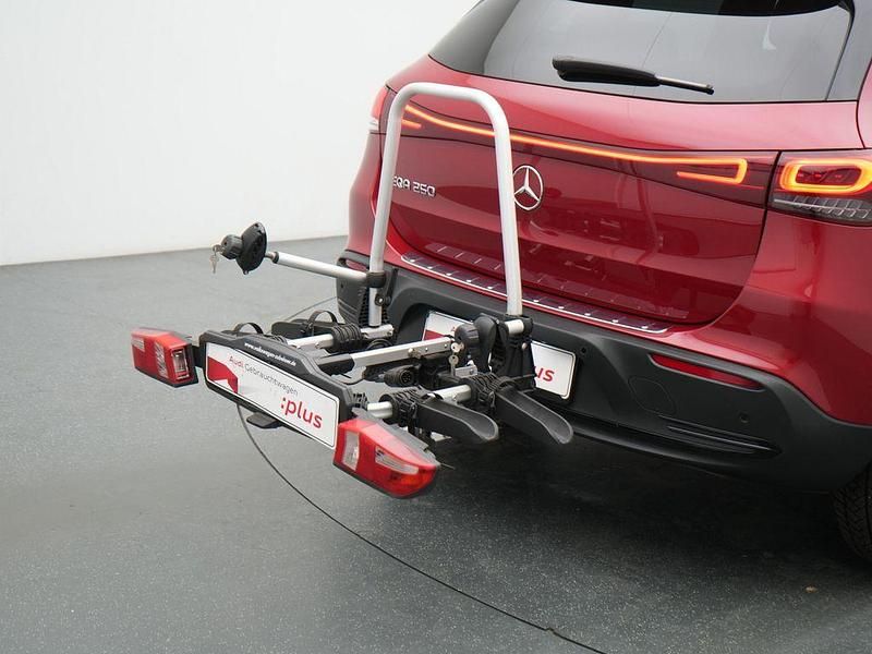 Gebraucht Mercedes EQA250 Electric Art 139 kW (190 PS) 2022 Rot SUV
