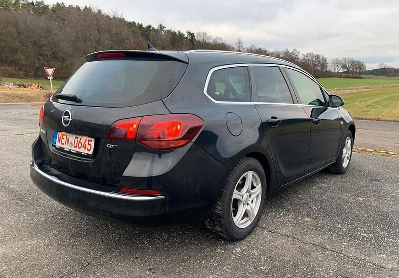 Gebraucht Opel Astra Exklusiv 131 PS (96 kW) 2014 Schwarz Kombi