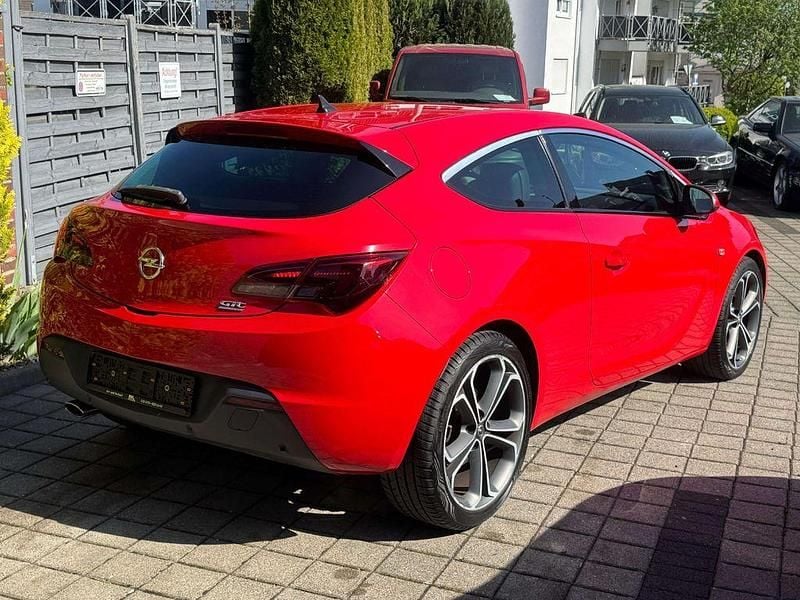 Gebraucht Opel Astra Innovation 179 PS (131 kW) 2011 Power rot/traffic red ral3020 Coupé
