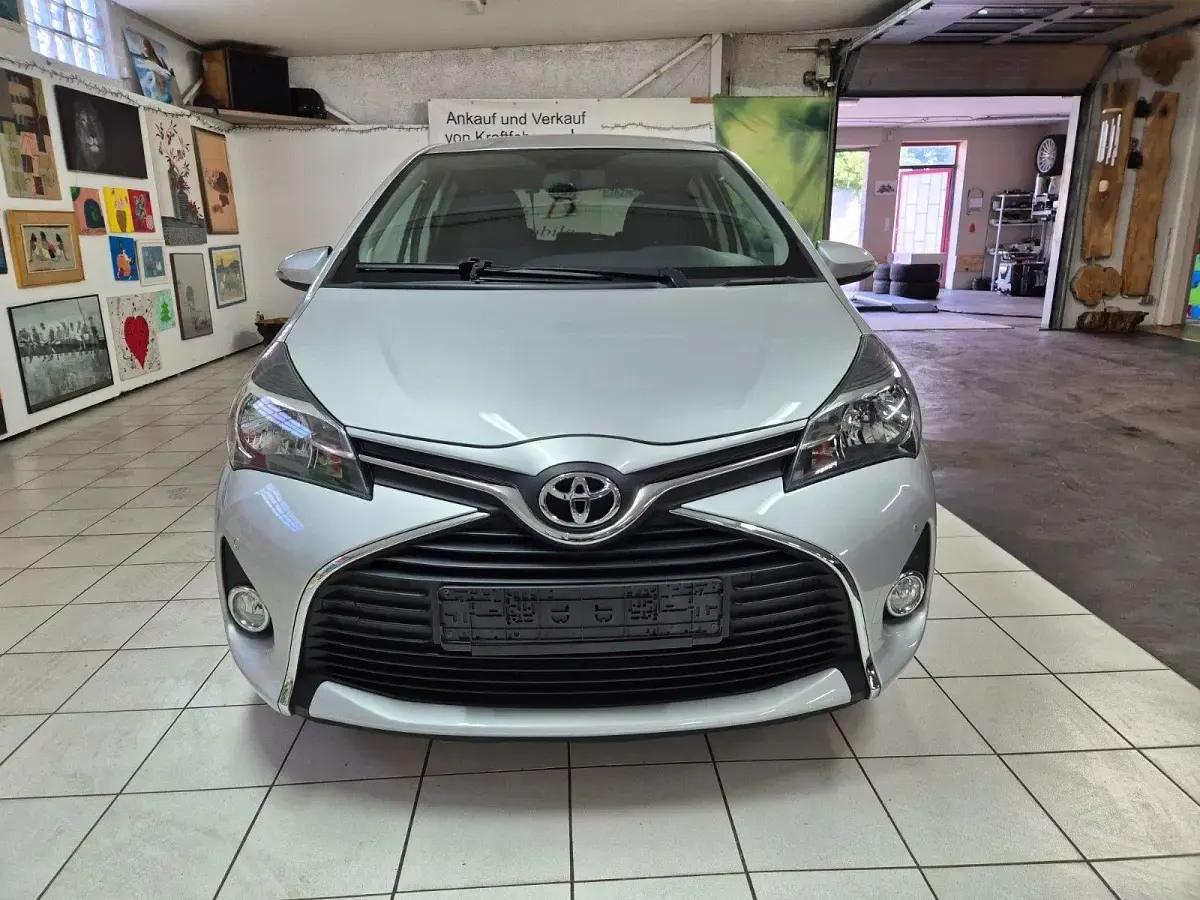 Gebraucht Toyota Yaris 99 PS (72 kW) 2017 Silber Kleinwagen
