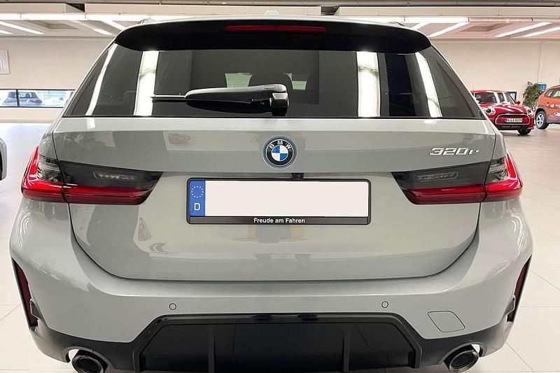 Gebraucht BMW 320e Shadowline 163 PS (119 kW) 2023 Grau Kombi
