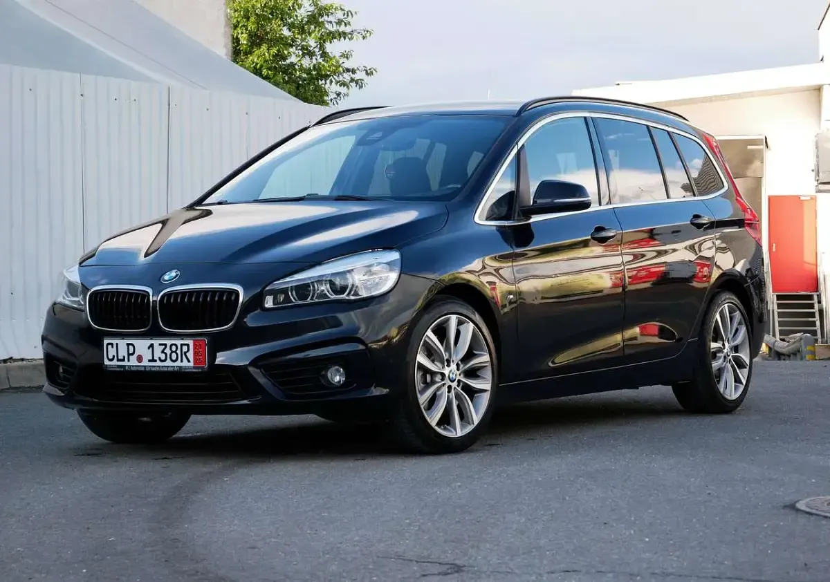 Gebraucht BMW 220 Gran Tourer Sport Line 190 PS (139 kW) 2016 Schwarz Van / Kleinbus
