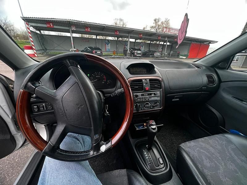 Gebraucht Mitsubishi Carisma 90 PS (66 kW) 2000 Silber Limousine