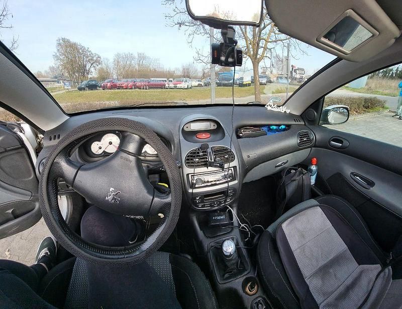 Gebraucht Peugeot 206 CC Quiksilver 109 PS (80 kW) 2004 Silber Cabrio
