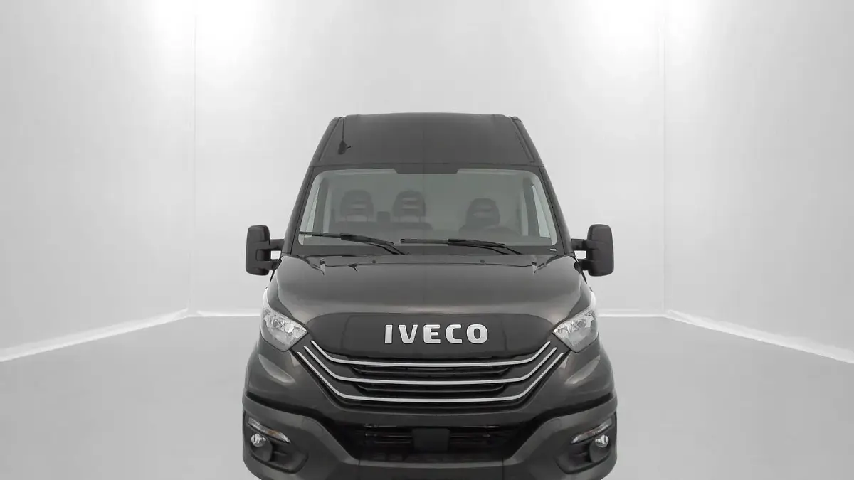 Second-hand Iveco Daily 156 CP (114 kW) 2022 Negru Van