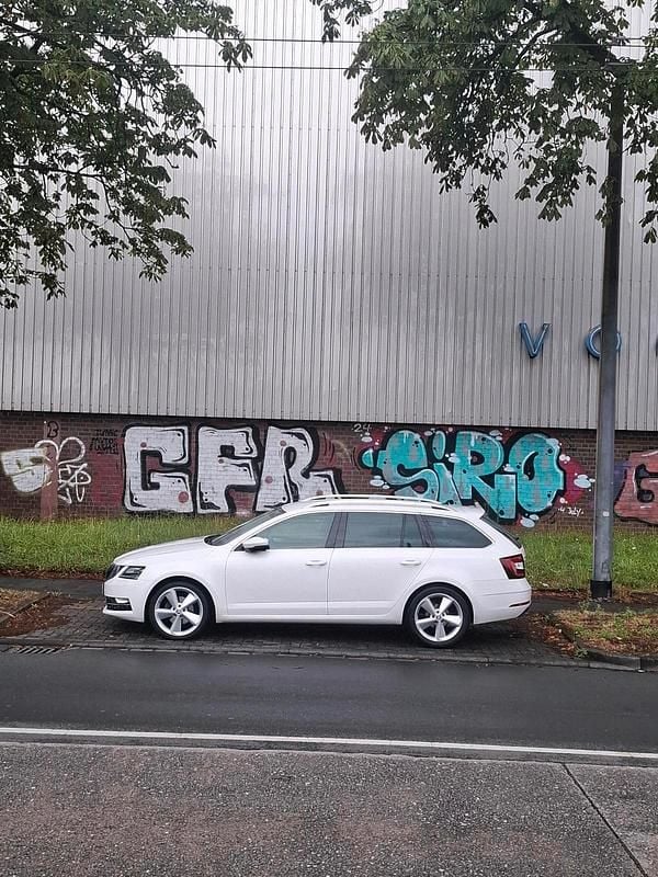 Weiß Gebraucht 2019 Skoda Octavia Kombi | 11.900 € (Guter Preis) - Bild 1/4