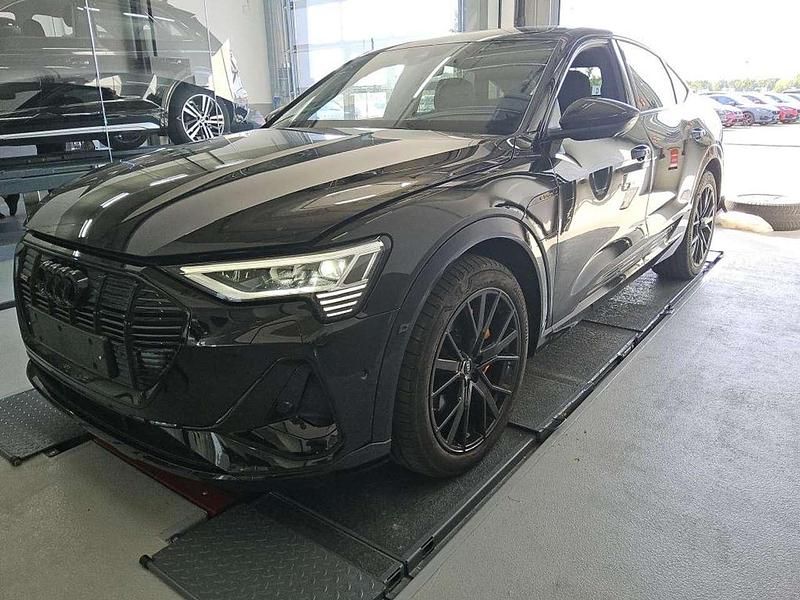 Mythosschwarz metallic Gebraucht 2022 Audi e-tron Sportback Black Edition SUV | 33.945 € (Guter Preis) - Bild 1/2