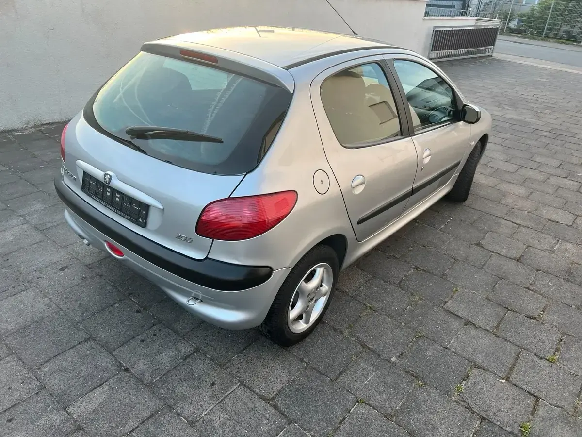 Gebraucht Peugeot 206 75 PS (55 kW) 2003 Silber Kleinwagen