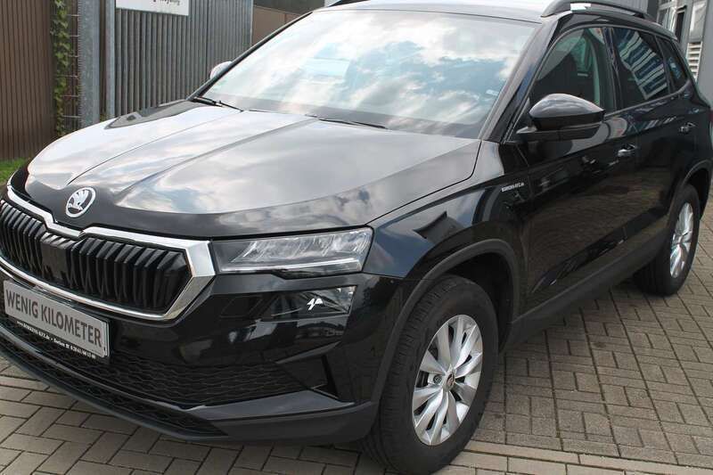 Schwarzmagic perleffekt Gebraucht 2023 Skoda Karoq Ambition SUV | 26.890 € (Guter Preis) - Bild 1/4