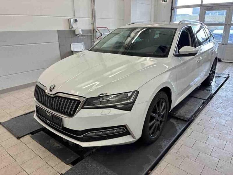 Gebraucht Skoda Superb Style 218 PS (160 kW) 2022 Moonweiß perleffekt Kombi