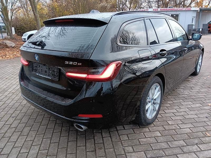 Gebraucht BMW 330e 184 PS (135 kW) 2023 Schwarz Kombi