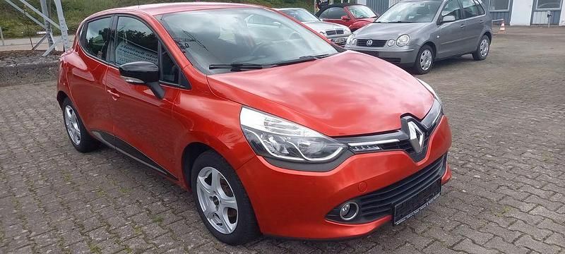 Rot Gebraucht 2015 Renault Clio IV Dynamique Limousine | 5.600 € (Fairer Preis) - Bild 1/4