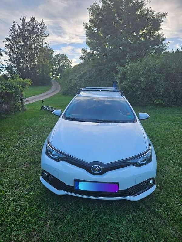 Weiß Gebraucht 2018 Toyota Auris Hybrid Team Limousine | 14.000 € (Fairer Preis) - Bild 1/4