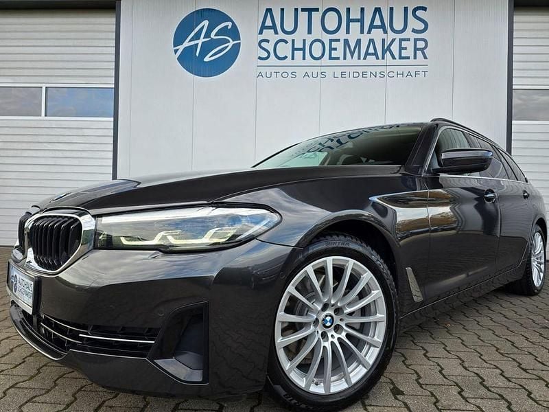 Grau Gebraucht 2021 BMW 520 Performance Kombi | 29.777 € (Guter Preis) - Bild 1/4