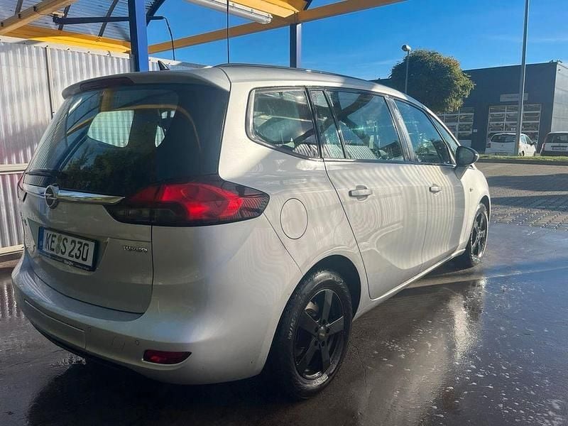 Grau Gebraucht 2016 Opel Zafira Tourer Van / Kleinbus | 10.299 € (Fairer Preis) - Bild 1/4