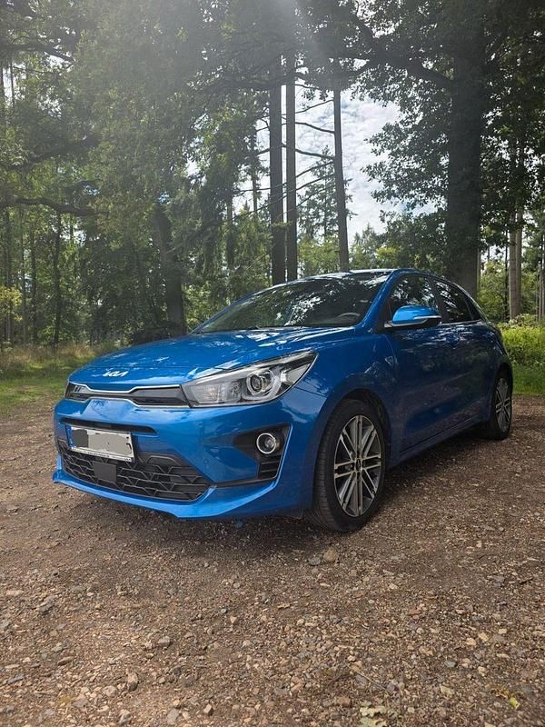 Blau Gebraucht 2022 Kia Rio Spirit Limousine | 10.500 € (Superpreis) - Bild 1/4
