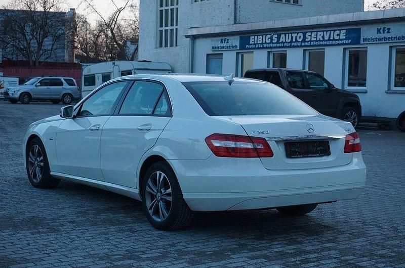 Gebraucht Mercedes E200 136 PS (100 kW) 2011 Weiß Limousine