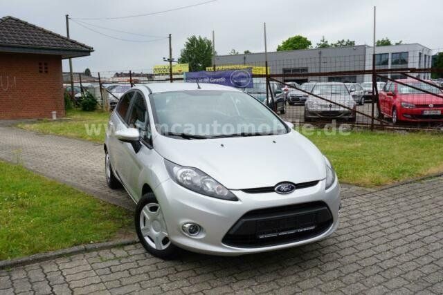 Gebraucht Ford Fiesta Trend 82 PS (60 kW) 2012 Silber metallic Kleinwagen