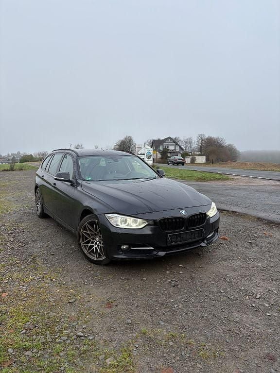 Schwarz Gebraucht 2013 BMW 320 Sport Line Limousine | 6.800 € (Superpreis) - Bild 1/4