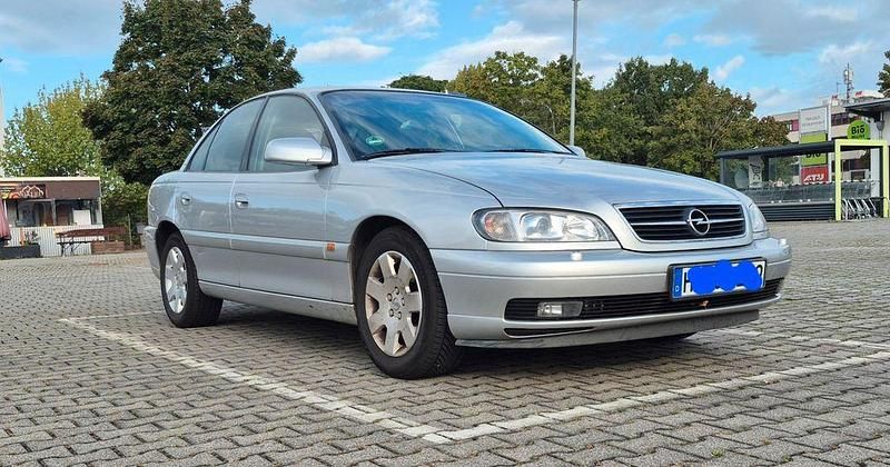 Grau Gebraucht 1999 Opel Omega Limousine | 1.999 € (Fairer Preis) - Bild 1/4