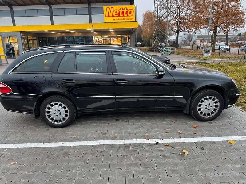 Schwarz Gebraucht 2004 Mercedes E200 Limousine | 3.000 € (Superpreis) - Bild 1/4