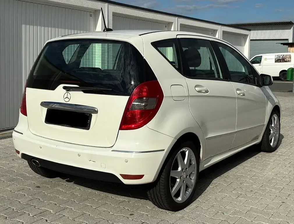Gebraucht Mercedes A180 Avantgarde 116 PS (85 kW) 2010 Weiß Limousine