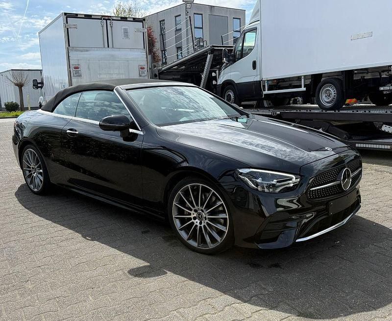 Gebraucht Mercedes E400 330 PS (242 kW) 2023 Schwarz Cabrio