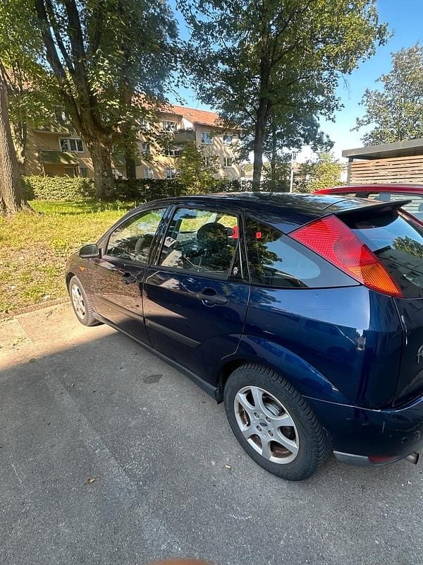 Blau Gebraucht 2000 Ford Focus Limousine | 1.000 € (Superpreis) - Bild 1/4