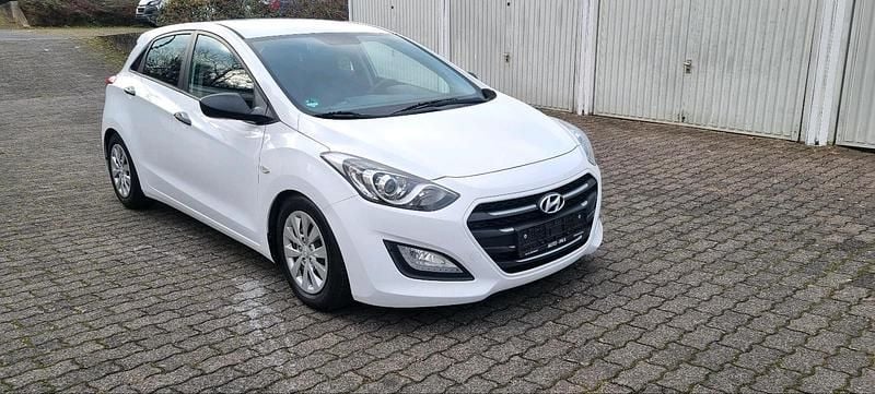 Gebraucht Hyundai i30 90 PS (66 kW) 2015 Weiß Limousine