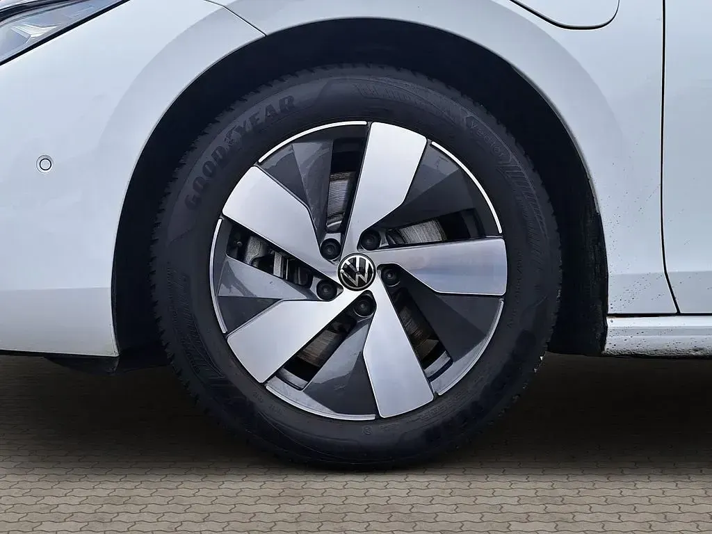 Gebraucht VW Passat 150 PS (110 kW) 2025 Pure white Kombi
