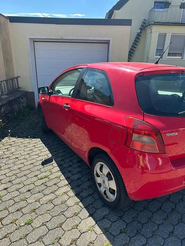 Rot Gebraucht 2009 Toyota Yaris Kleinwagen | 2.350 € - Bild 1/4