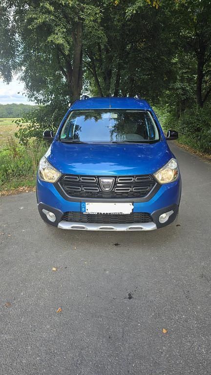 Blau Gebraucht 2018 Dacia Dokker Celebration Van | 8.900 € (Guter Preis) - Bild 1/4