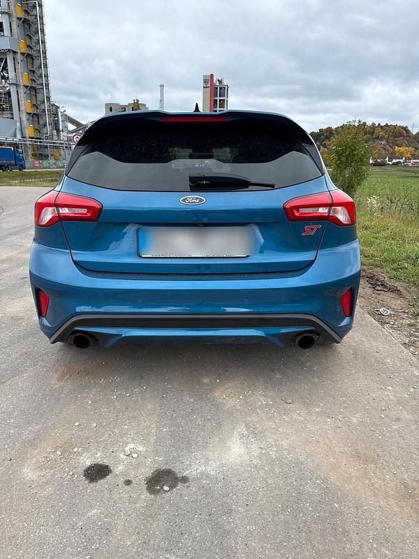 Blau Gebraucht 2020 Ford Focus ST Limousine | 23.499 € (Fairer Preis) - Bild 1/4