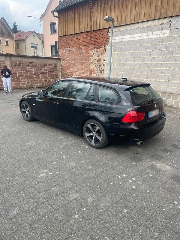 Gebraucht BMW 320 177 PS (130 kW) 2009 Schwarz Kombi