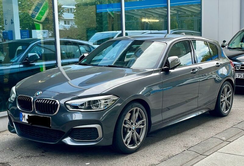 Grau Gebraucht 2016 BMW M135 Shadowline Kleinwagen | 24.900 € (Fairer Preis) - Bild 1/4