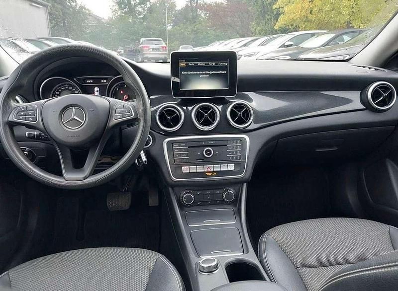Gebraucht Mercedes CLA200 Shooting Brake 136 PS (100 kW) 2017 Schwarz Kombi