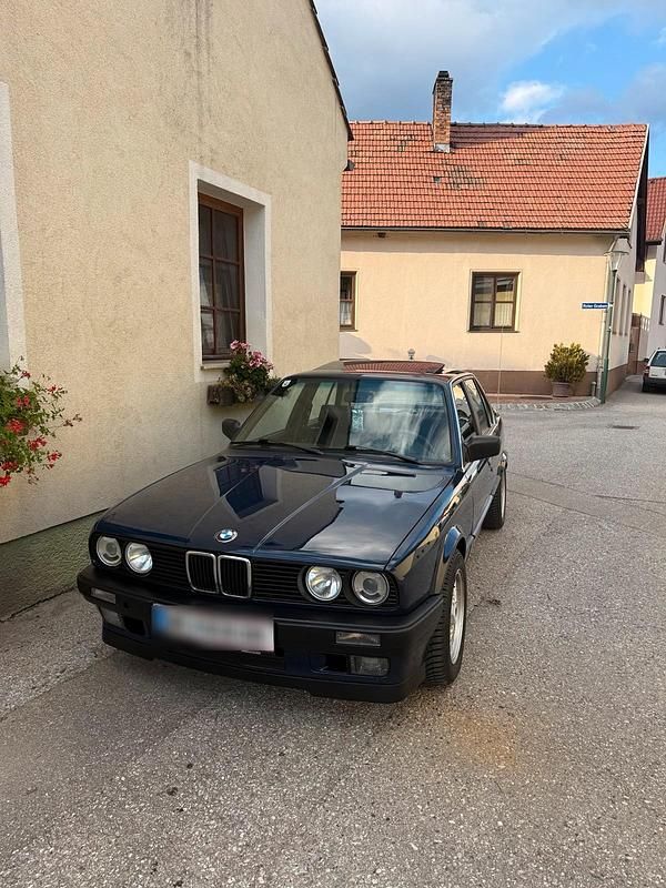 Blau Gebraucht 1989 BMW 316 Limousine | 14.900 € - Bild 1/4