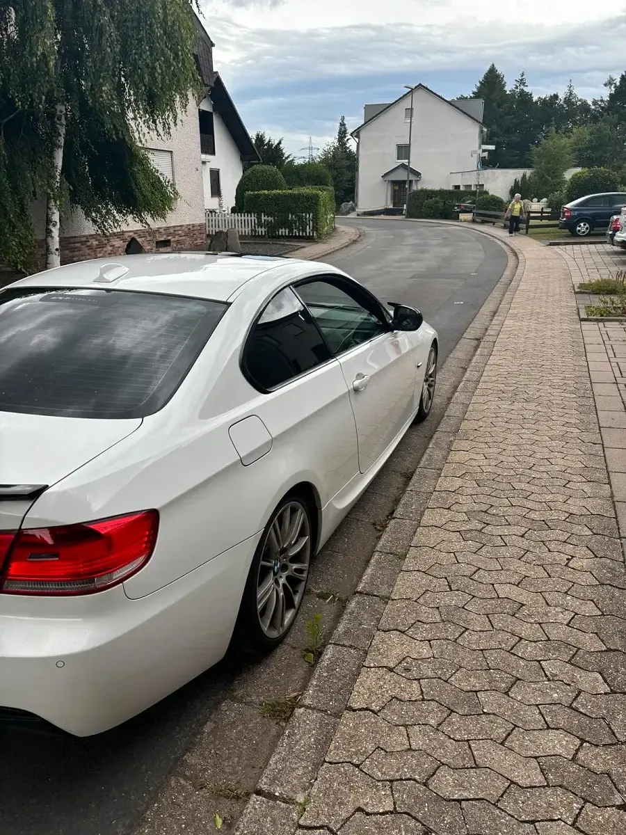 Gebraucht BMW 325 Basis 197 PS (144 kW) 2010 Weiß Coupé