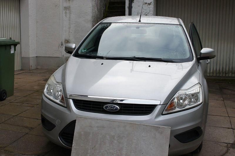 Silber Gebraucht 2008 Ford Focus Titanium Kombi | 1.999 € (Guter Preis) - Bild 1/4
