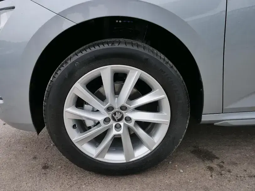 Neu Skoda Kamiq Premium Edition 150 PS (110 kW) 2026 Smokey diamond silber metallic SUV