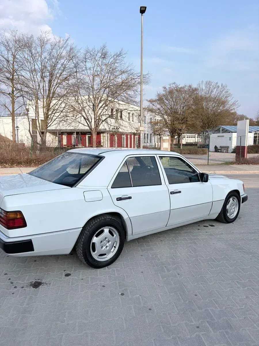 Gebraucht Mercedes 230 132 PS (97 kW) 1990 Weiß Limousine