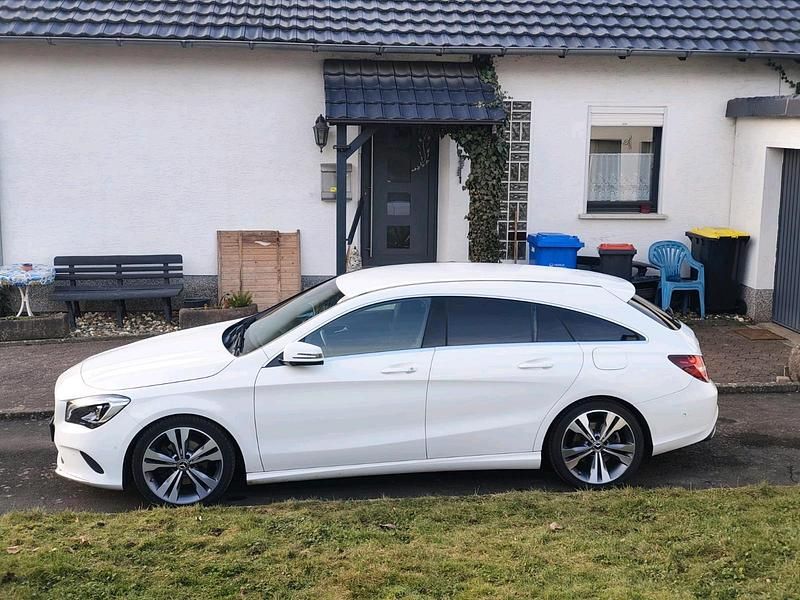 Weiß Gebraucht 2019 Mercedes CLA200 Shooting Brake Kombi | 19.500 € (Guter Preis) - Bild 1/4
